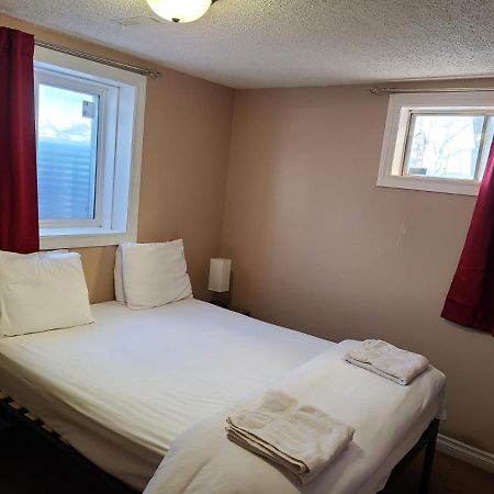YYC Cozy Home With Comfortable Beds And Fully Equipped Kitchen 15 Mins Drive From Airport, Downtown, Sait And U Of C And 80 Min Drive To Banff מראה חיצוני תמונה