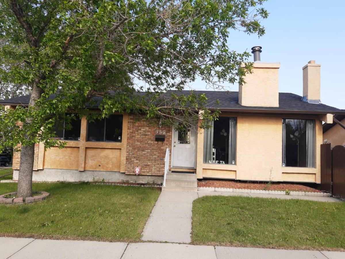 YYC Cozy Home With Comfortable Beds And Fully Equipped Kitchen 15 Mins Drive From Airport, Downtown, Sait And U Of C And 80 Min Drive To Banff מראה חיצוני תמונה
