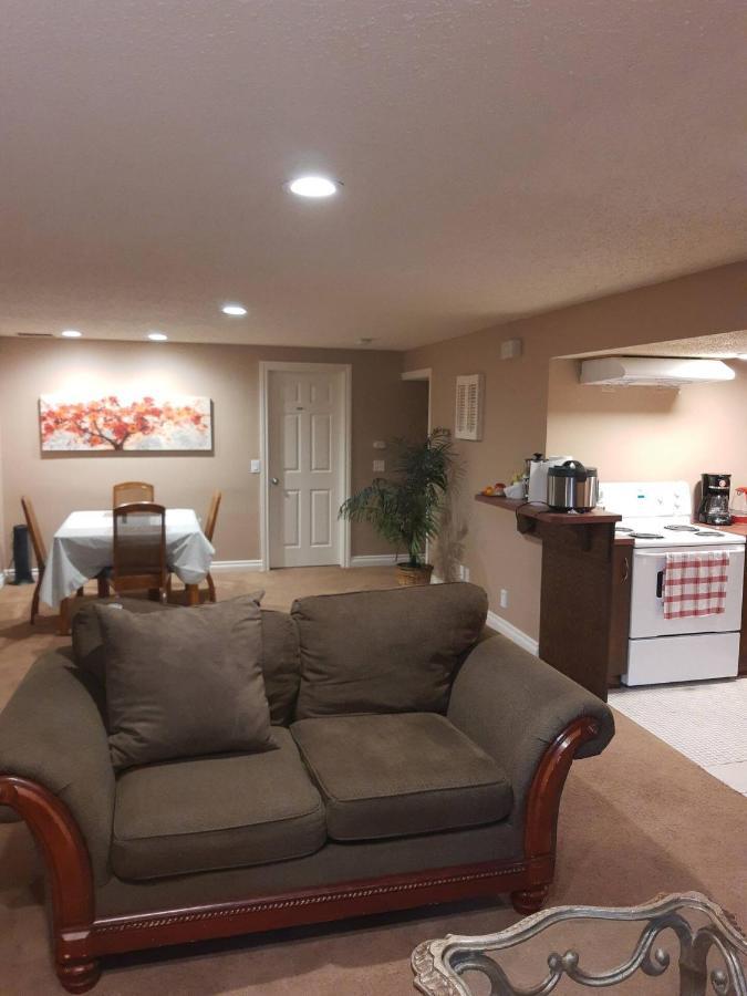 YYC Cozy Home With Comfortable Beds And Fully Equipped Kitchen 15 Mins Drive From Airport, Downtown, Sait And U Of C And 80 Min Drive To Banff מראה חיצוני תמונה