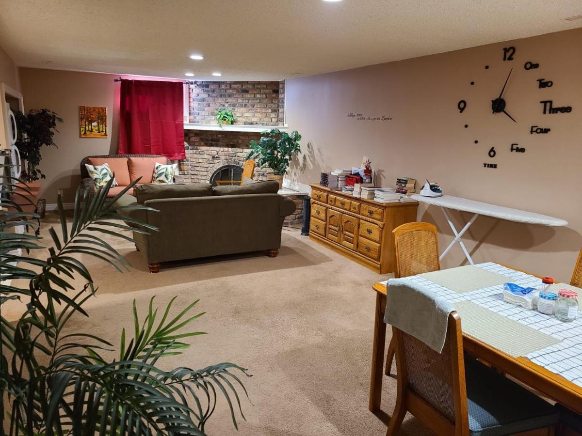 YYC Cozy Home With Comfortable Beds And Fully Equipped Kitchen 15 Mins Drive From Airport, Downtown, Sait And U Of C And 80 Min Drive To Banff מראה חיצוני תמונה