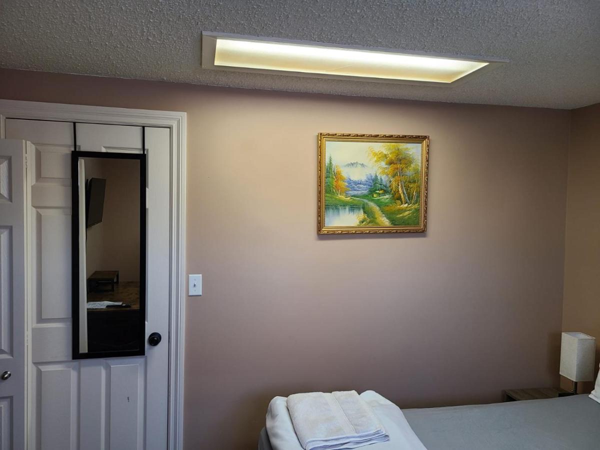 YYC Cozy Home With Comfortable Beds And Fully Equipped Kitchen 15 Mins Drive From Airport, Downtown, Sait And U Of C And 80 Min Drive To Banff מראה חיצוני תמונה