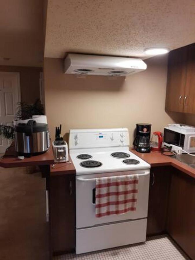YYC Cozy Home With Comfortable Beds And Fully Equipped Kitchen 15 Mins Drive From Airport, Downtown, Sait And U Of C And 80 Min Drive To Banff מראה חיצוני תמונה