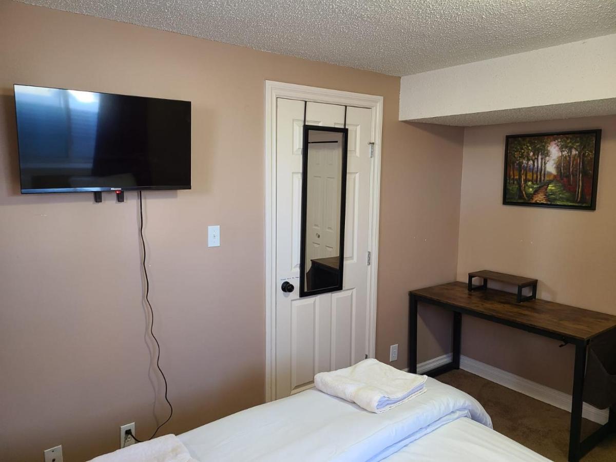YYC Cozy Home With Comfortable Beds And Fully Equipped Kitchen 15 Mins Drive From Airport, Downtown, Sait And U Of C And 80 Min Drive To Banff מראה חיצוני תמונה
