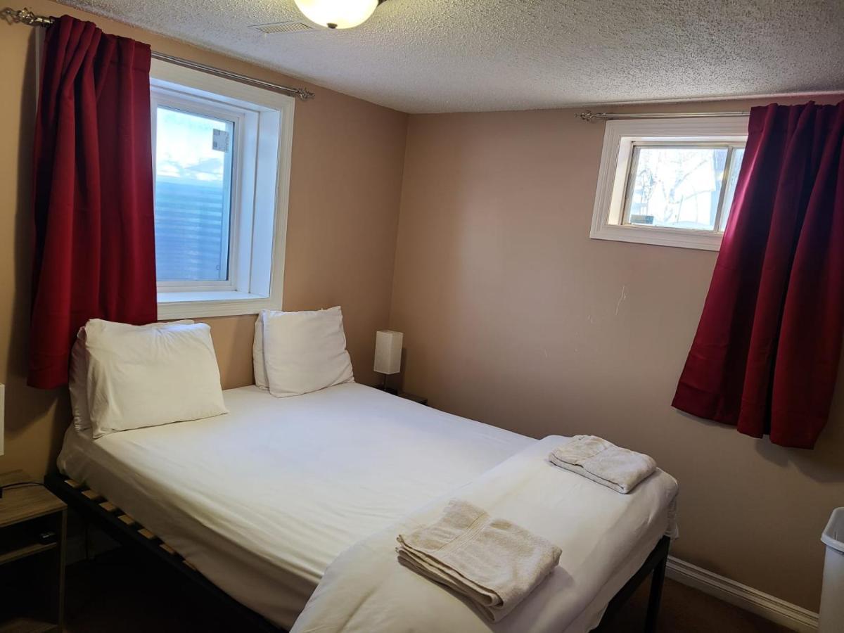 YYC Cozy Home With Comfortable Beds And Fully Equipped Kitchen 15 Mins Drive From Airport, Downtown, Sait And U Of C And 80 Min Drive To Banff מראה חיצוני תמונה