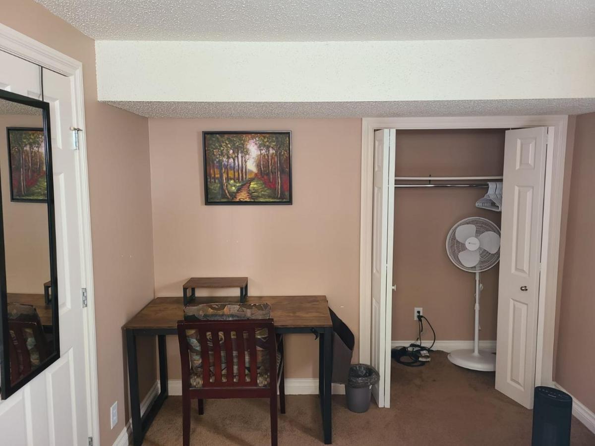 YYC Cozy Home With Comfortable Beds And Fully Equipped Kitchen 15 Mins Drive From Airport, Downtown, Sait And U Of C And 80 Min Drive To Banff מראה חיצוני תמונה