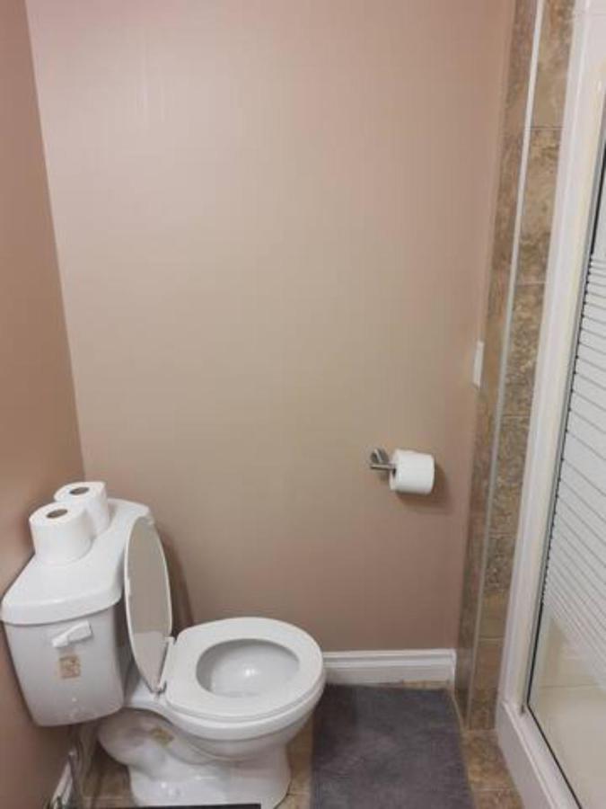 YYC Cozy Home With Comfortable Beds And Fully Equipped Kitchen 15 Mins Drive From Airport, Downtown, Sait And U Of C And 80 Min Drive To Banff מראה חיצוני תמונה