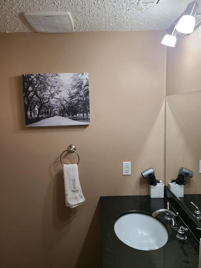 YYC Cozy Home With Comfortable Beds And Fully Equipped Kitchen 15 Mins Drive From Airport, Downtown, Sait And U Of C And 80 Min Drive To Banff מראה חיצוני תמונה