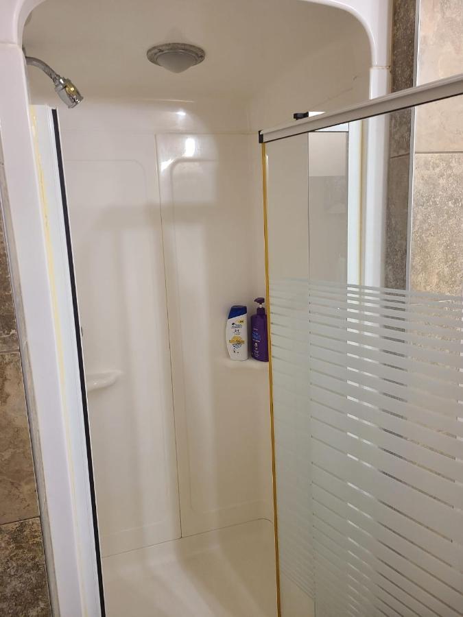 YYC Cozy Home With Comfortable Beds And Fully Equipped Kitchen 15 Mins Drive From Airport, Downtown, Sait And U Of C And 80 Min Drive To Banff מראה חיצוני תמונה